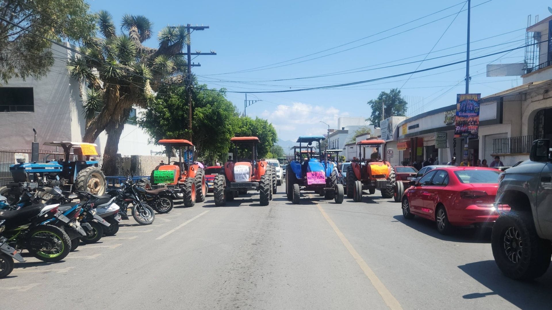 Habitantes de Cerritos bloquean avenida en Ixmiquilpan por disputa de predio