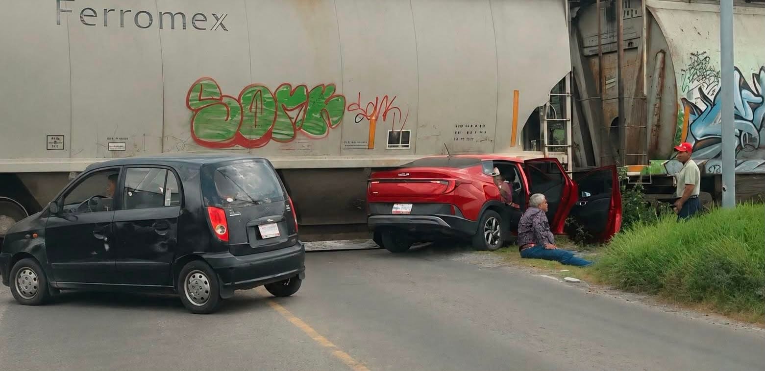 Tren impacta automóvil en Apan; moviliza a cuerpos de emergencia Post feature image