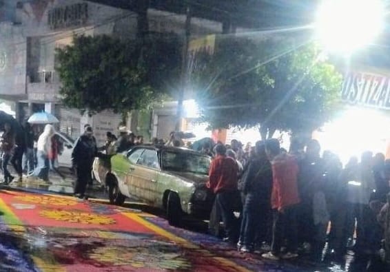 Conductor ingresa a zona acordonada por tapetes del Señor de Jalpan en Ixmiquilpan