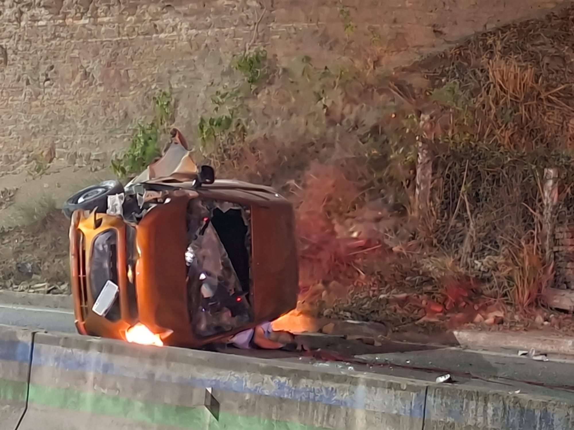 Hombre muere tras volcar su vehículo en la carretera Huejutla–Tehuetlán