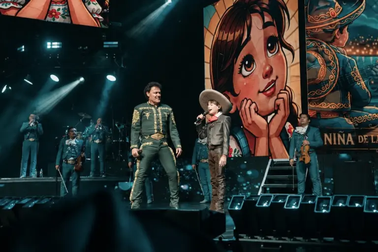 Pedro Fernández sube a su nieto a cantar y le roba el show Post feature image