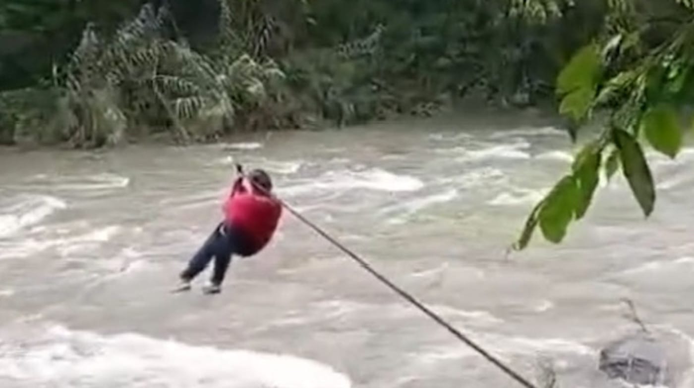 Habitantes de El Piñal, en San Bartolo Tutotepec, improvisan tirolesa ante el desbordamiento de río imagen destacada