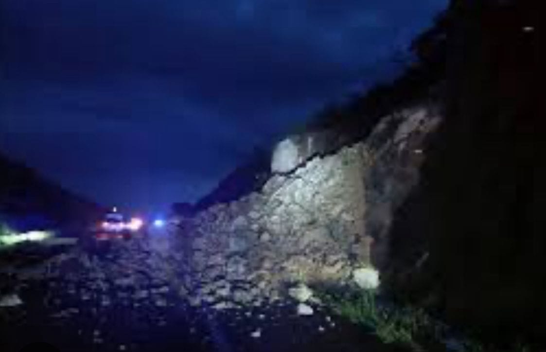 Se desgaja cerro y mata a una persona imagen destacada