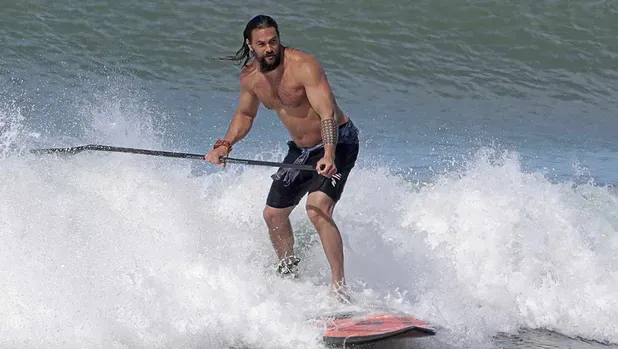 Jason Momoa deja de fumar tras vivir experiencia cercana a la muerte mientras surfeaba imagen destacada