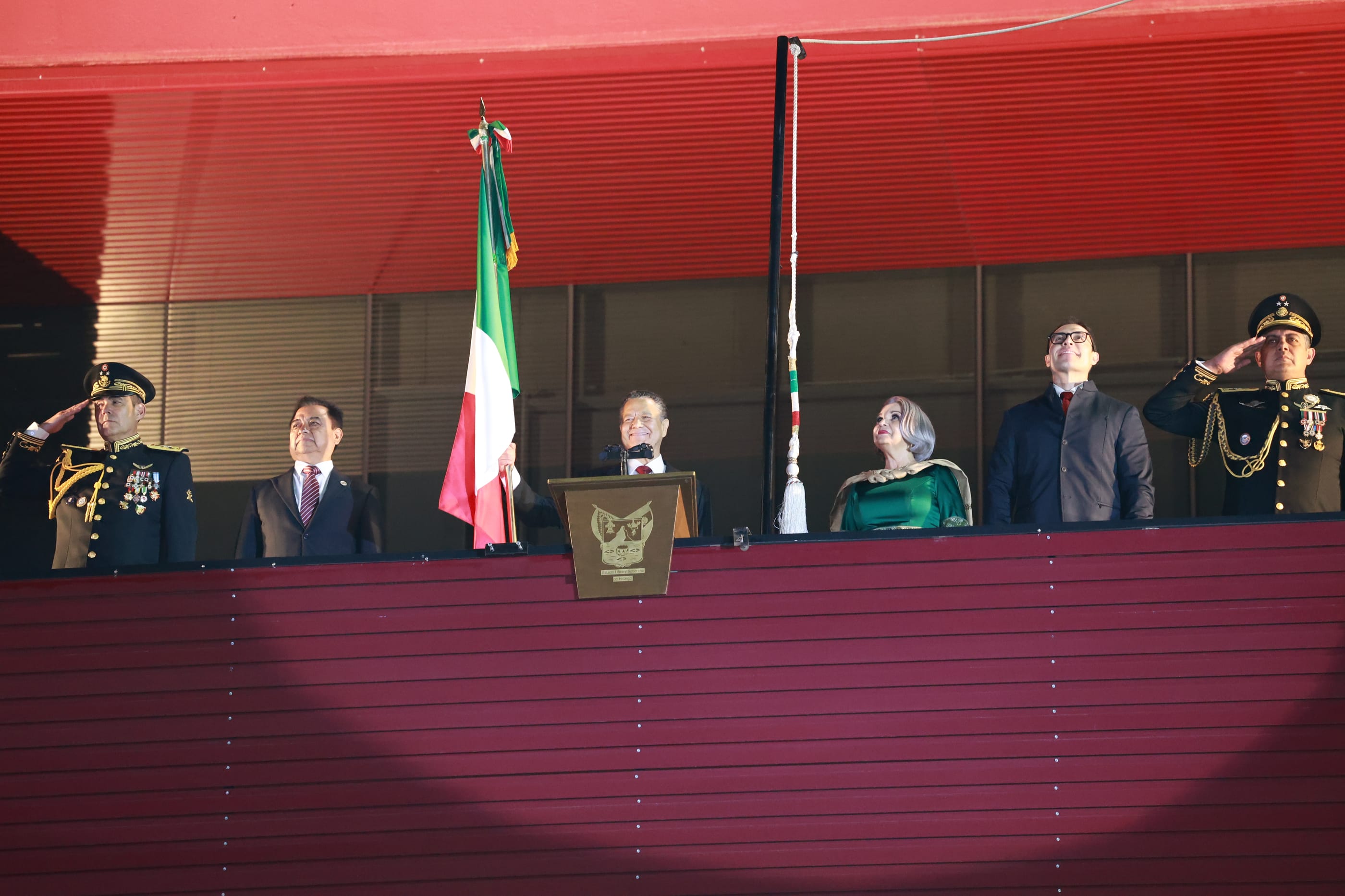 Gobernador de Hidalgo da el grito de Independencia acompañado de 35 mil personas imagen destacada