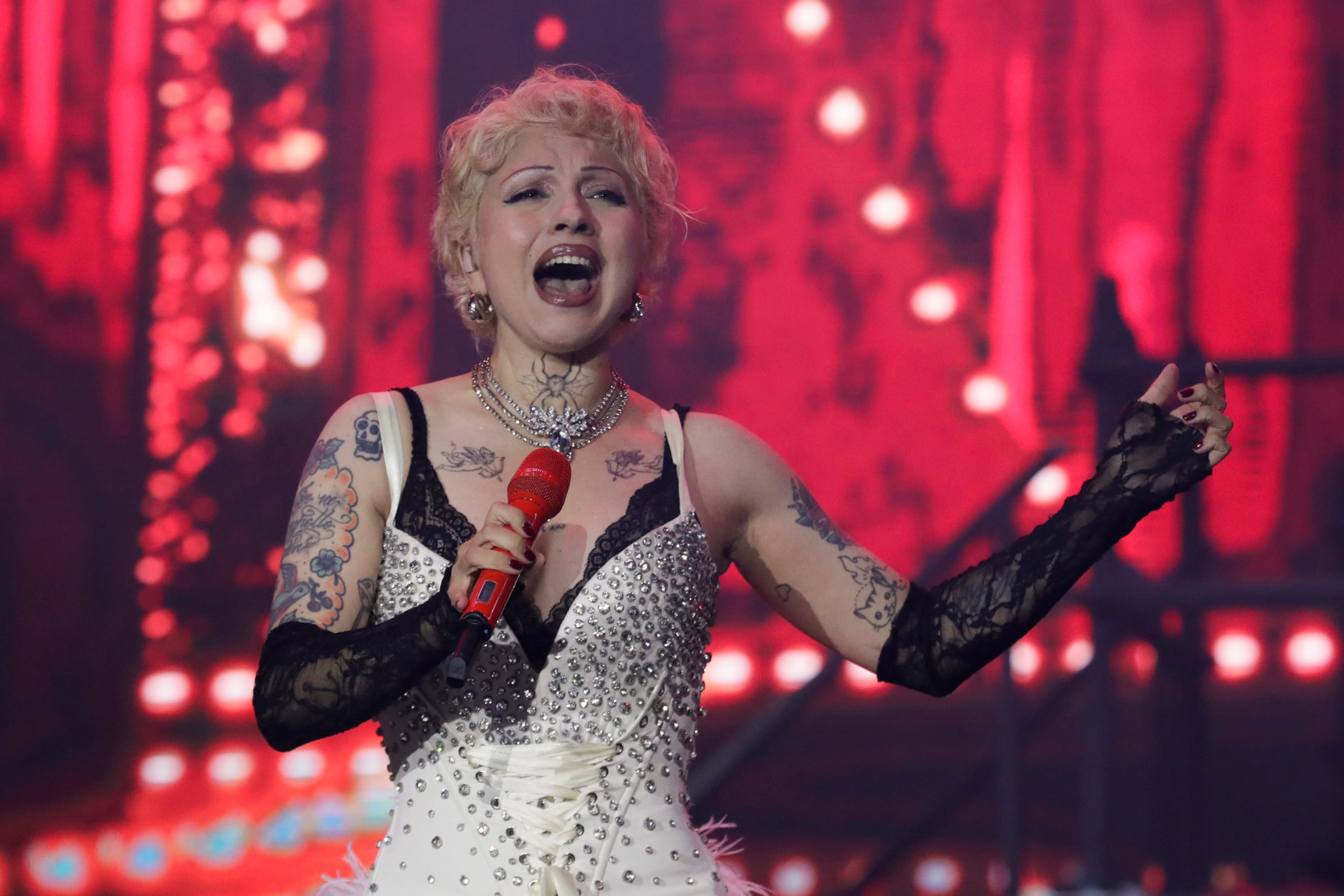 Bailarines denuncian: “No nos pagaron en el video de Mon Laferte y Nathy Peluso” imagen destacada