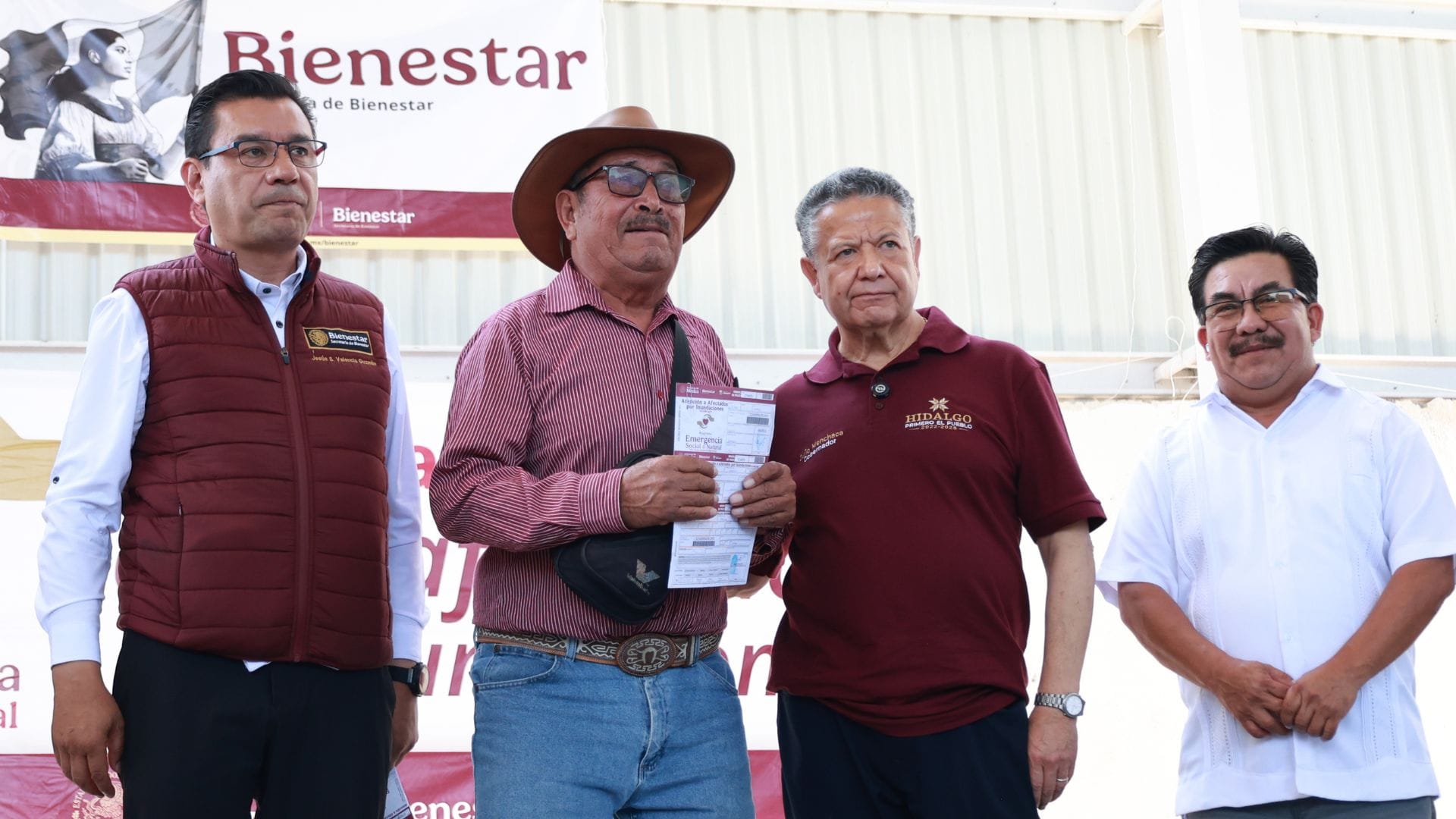 Julio Menchaca acompaña entrega de apoyos directos a familias damnificadas imagen destacada