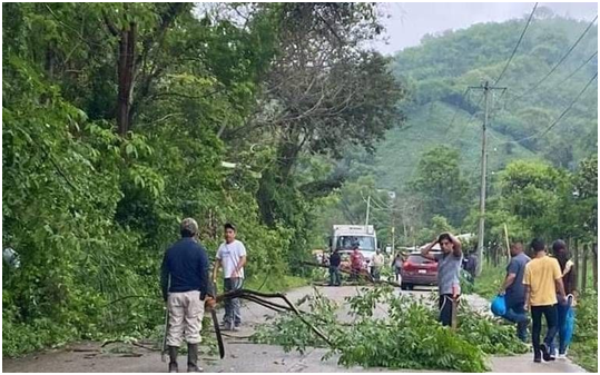 Bloquean carretera por incumplimiento de obras y servicios en San Felipe Orizatlán imagen destacada