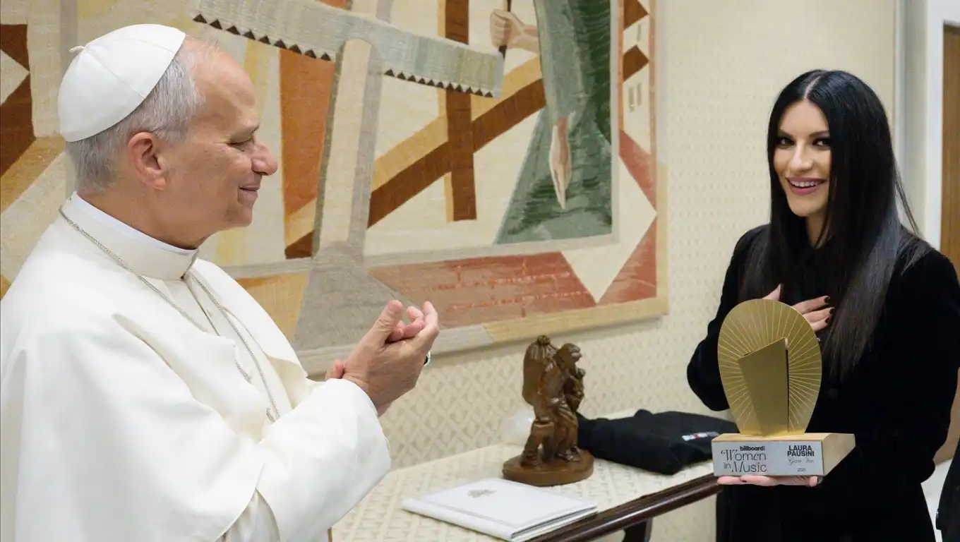 “La fe y la música pueden unir corazones”: Laura Pausini entrega al Papa León XIV una canción inédita imagen destacada