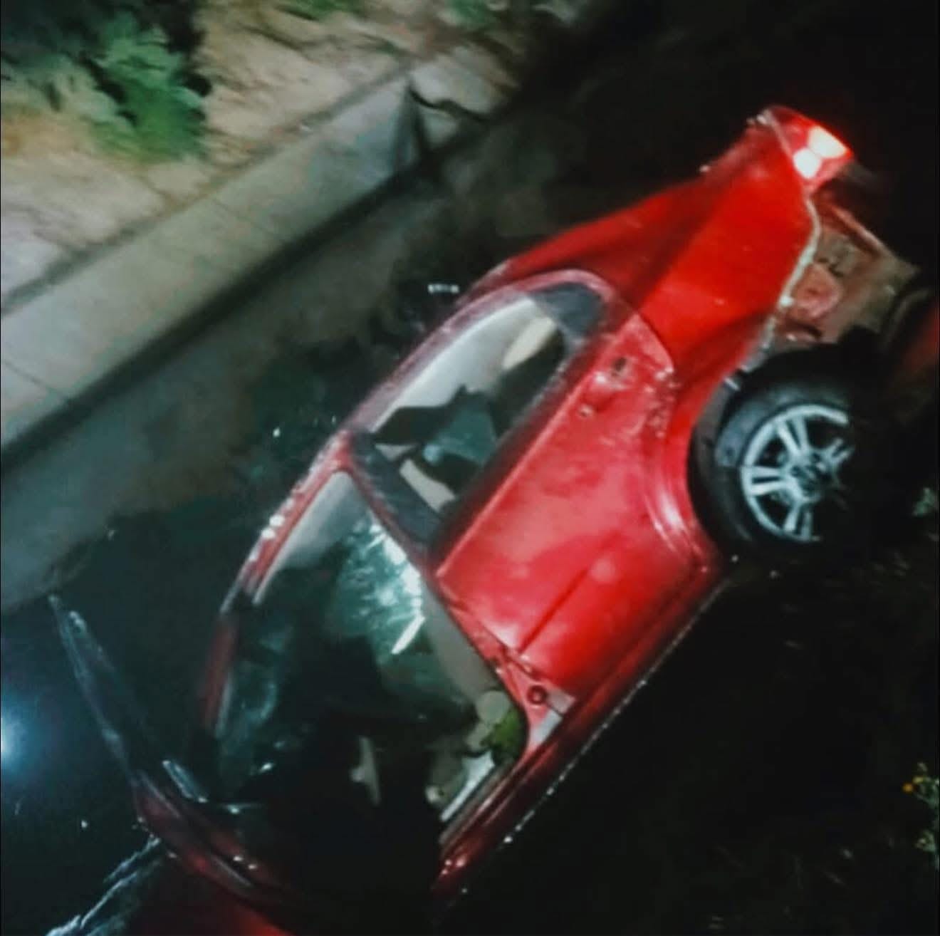 Dos fallecidas tras caída de vehículo a un canal de aguas negras en San Salvador imagen destacada