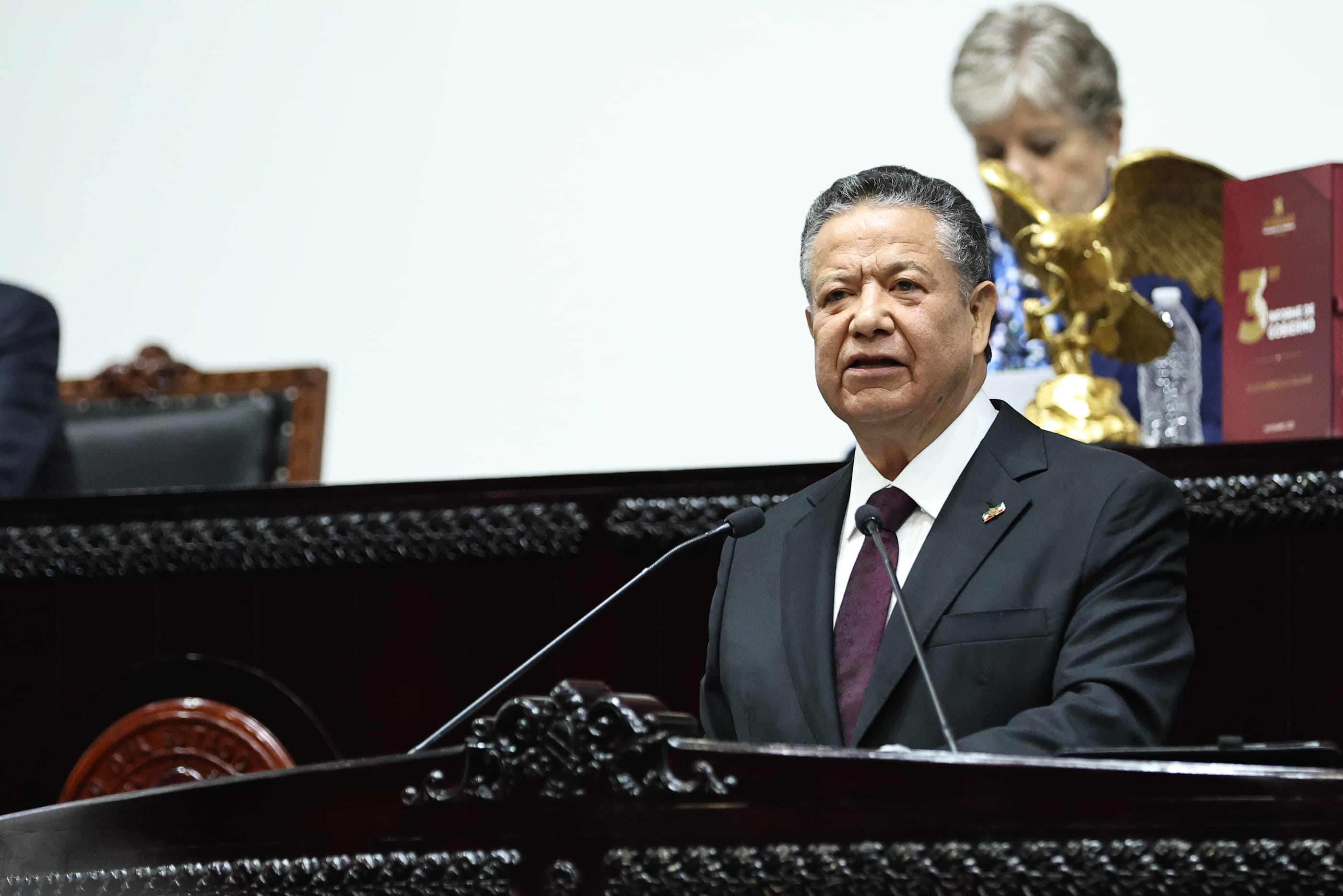 Julio Menchaca presentó iniciativas para fortalecer al servicio público imagen destacada