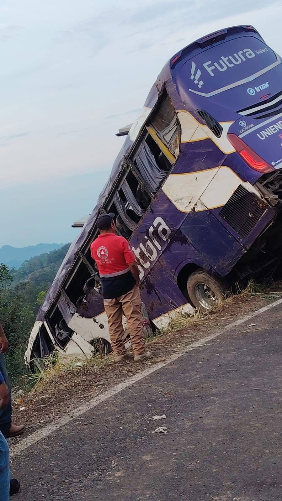 Mujer pierde un brazo tras accidente de autobús en la sierra de Tlanchinol; fallece su esposo imagen destacada