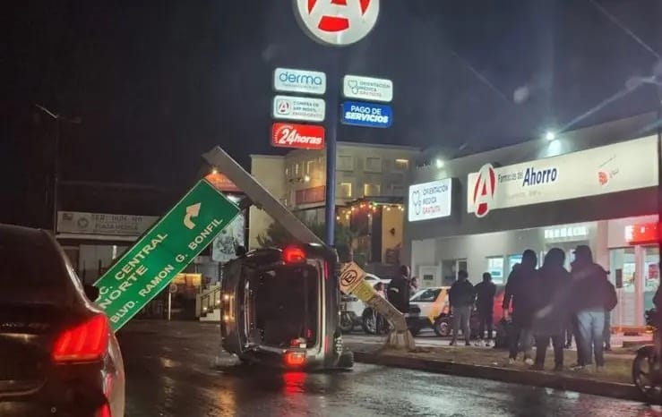 Lluvia provoca volcadura en Zona Plateada de Pachuca; no se reportan lesionados imagen destacada