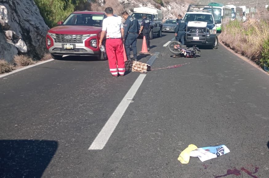 Derrapa motocicleta y pierde la vida un hombre imagen destacada