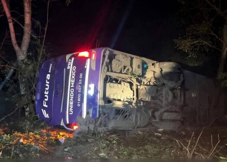 Cae autobús al barranco en la Pachuca - Huejutla imagen destacada
