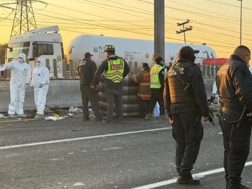 Choque múltiple con volcadura provoca cierre parcial de la autopista México-Pachuca; reportan dos personas fallecidas imagen destacada