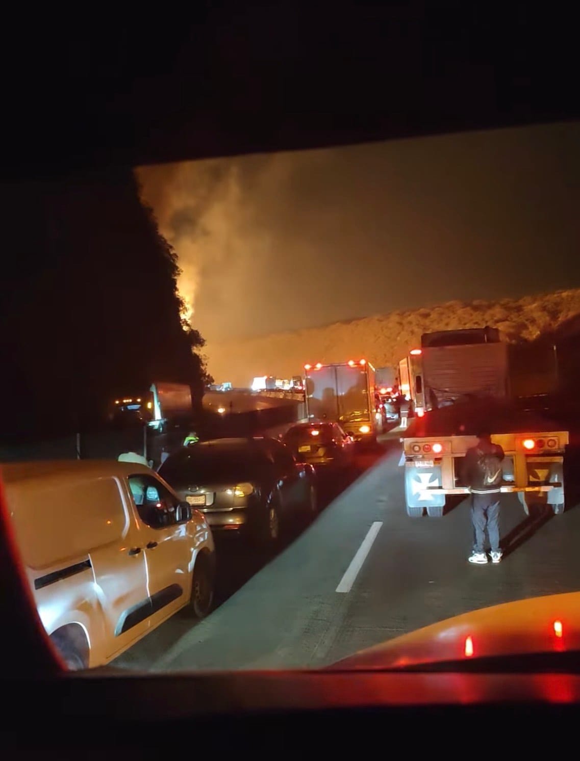 Explota pipa en la Méx-Qro imagen destacada