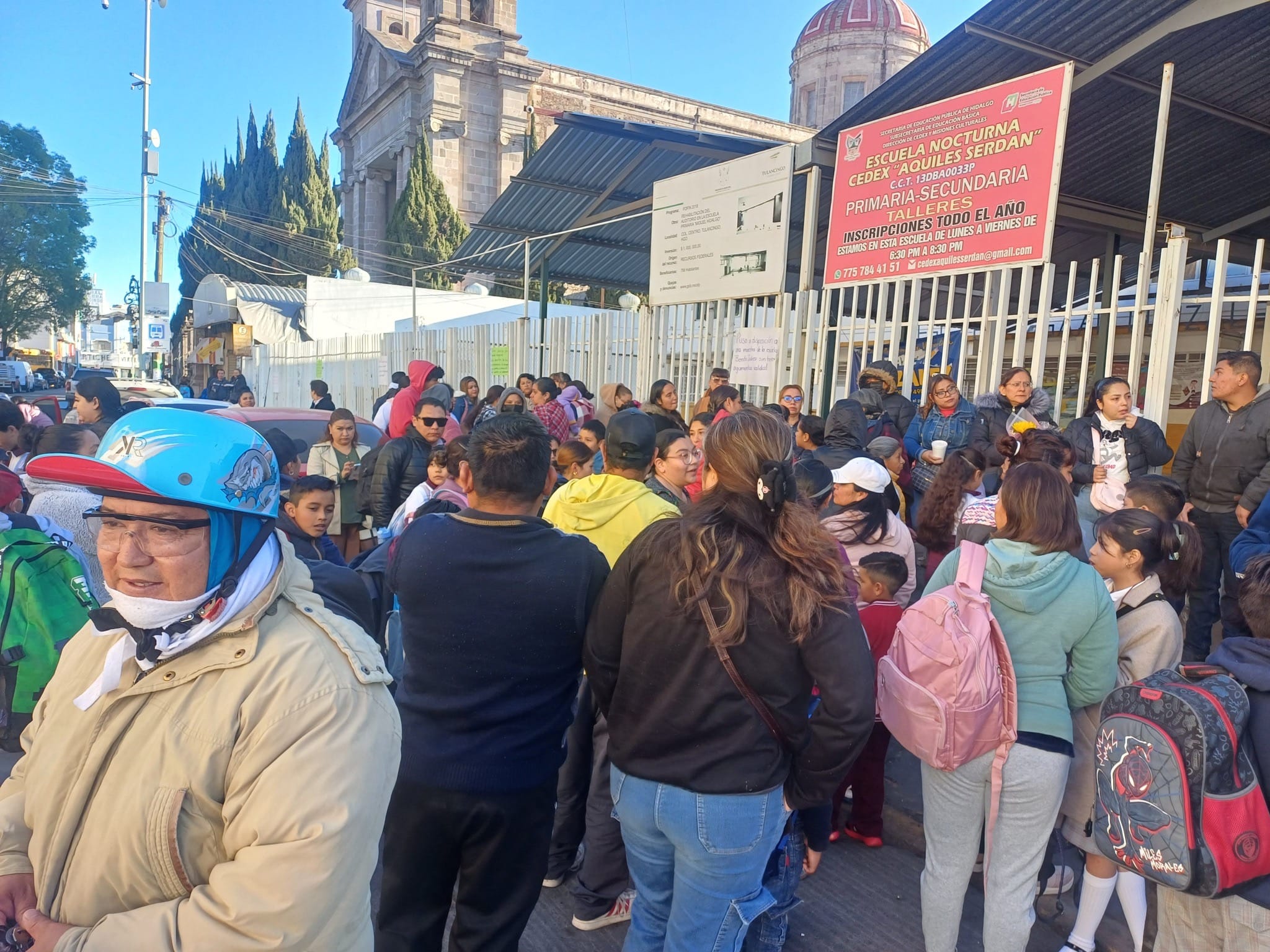 Docentes protestan y suspenden clases en primaria de Tulancingo imagen destacada