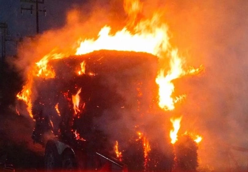 Incendio en remolque con pacas provoca cierre vial en Mixquiahuala imagen destacada