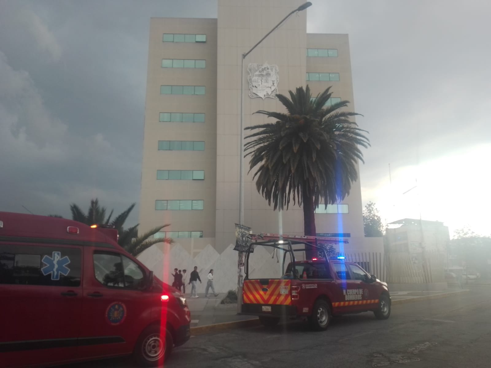 Elevador queda atorado en preparatoria de la UAEH; bomberos atienden imagen destacada