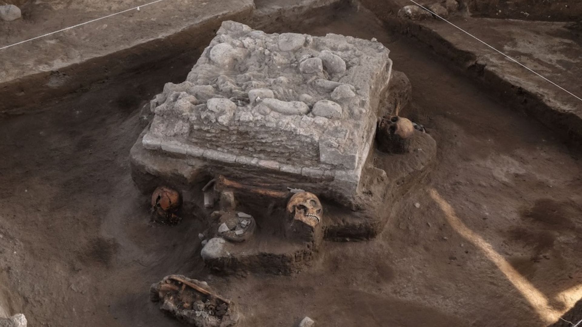 Hallan altar y ofrendas prehispánicas en Tula durante obras del tren México–Querétaro imagen destacada
