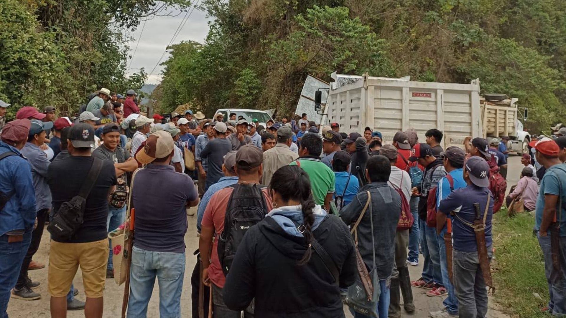 Habitantes bloquean carretera Tianguistengo–Yatipán para exigir mejora de caminos imagen destacada