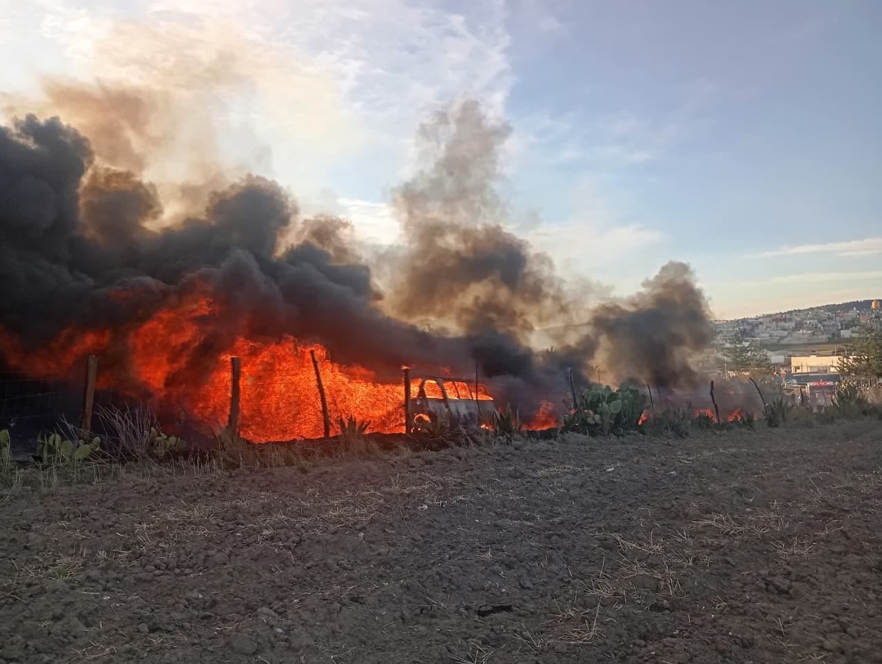 Muere una persona tras persecución de vehículos con hidrocarburo en Apan imagen destacada