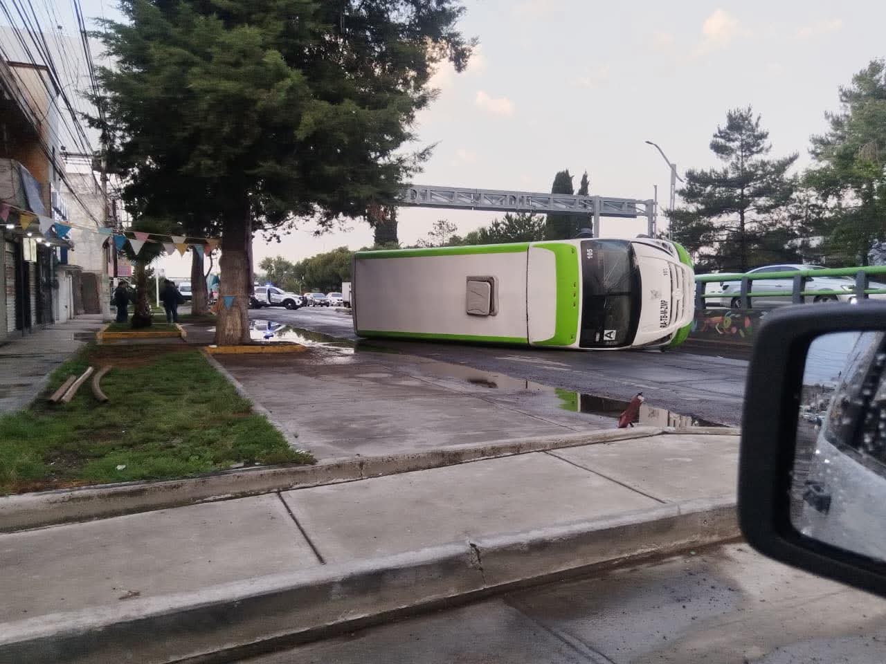 Incidente vial provoca volcadura de Tuzobús en distribuidor de Pachuca imagen destacada