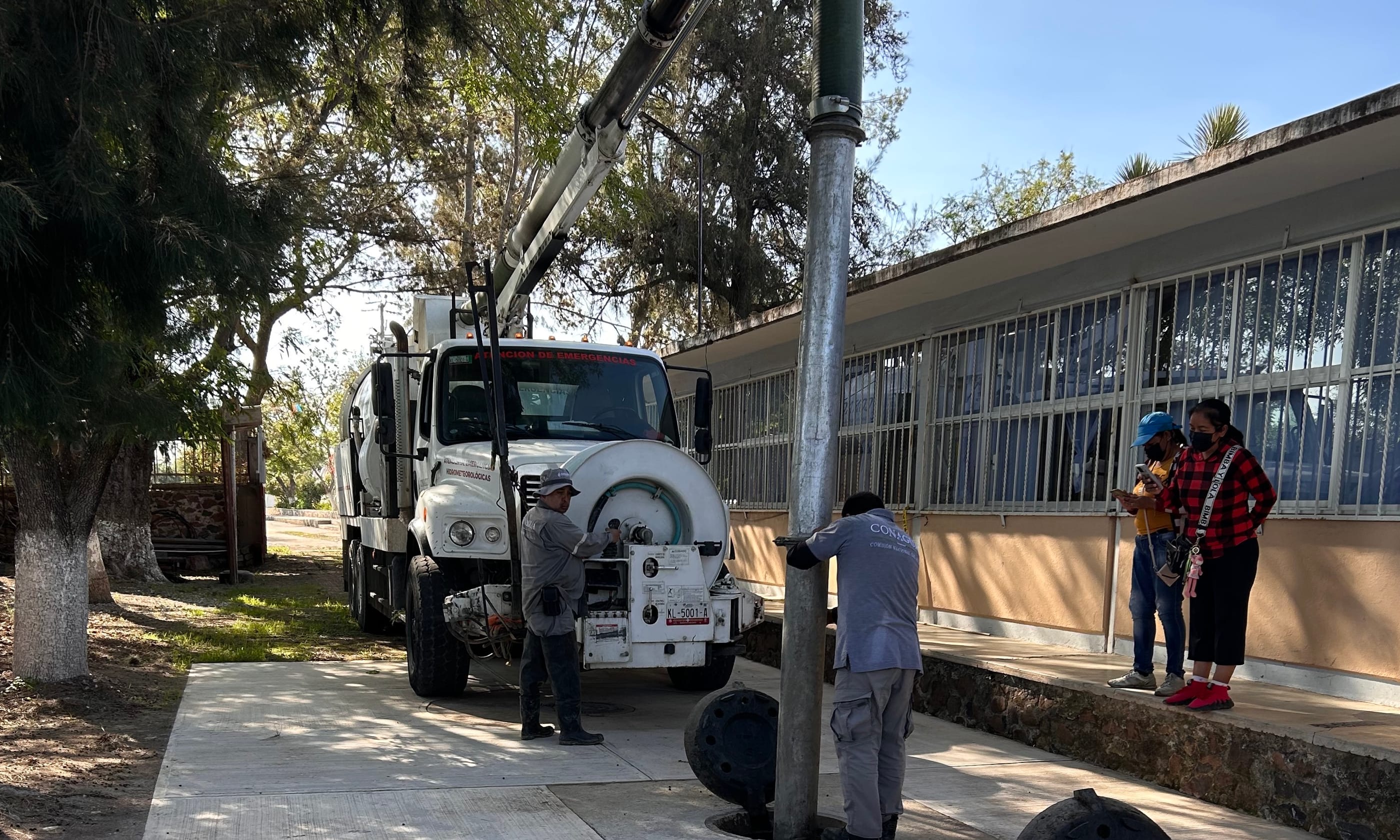 Conagua realiza desazolve en primaria de Tasquillo para prevenir riesgos sanitarios imagen destacada