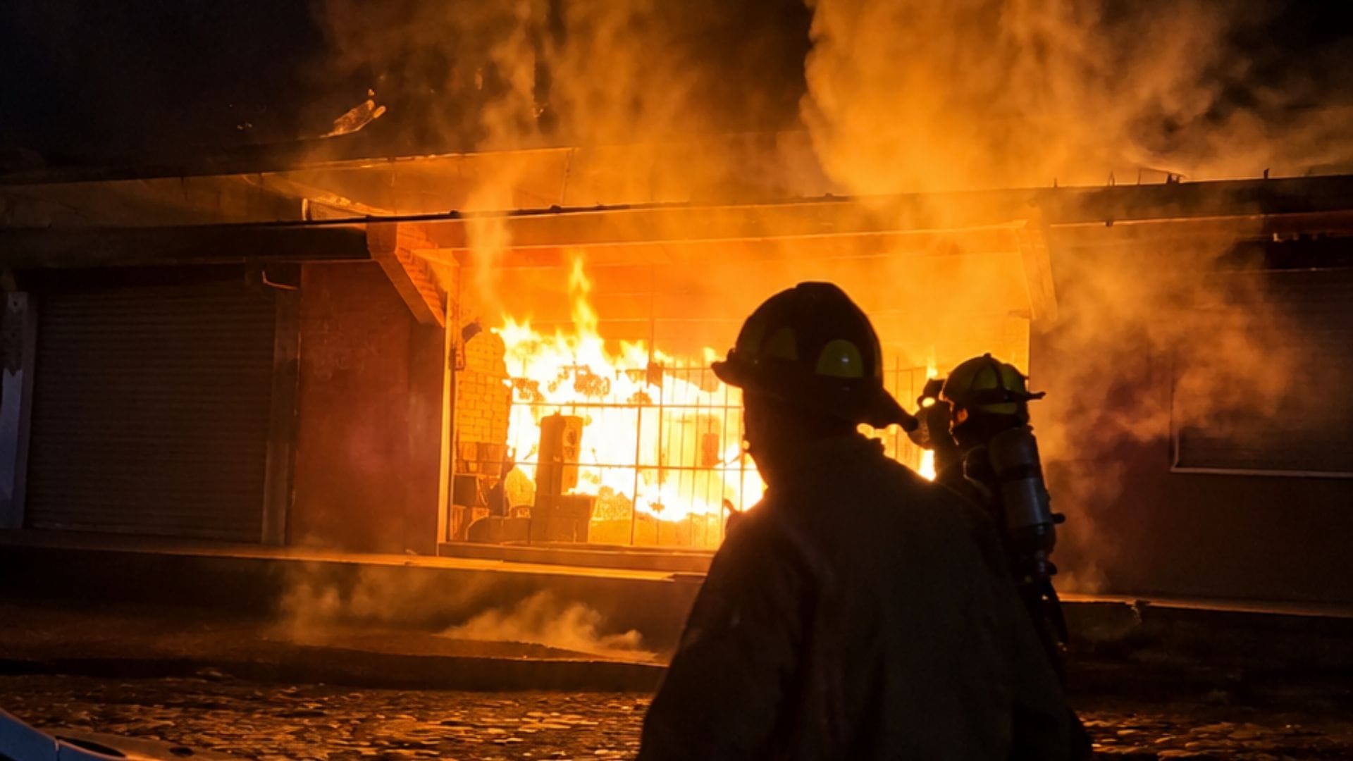 Incendio consume ferretería y taller de soldadura en Cuautepec; no hubo lesionados imagen destacada