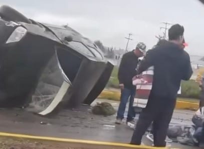Camioneta vuelca y derriba poste en Pachuca; reportan personas lesionadas imagen destacada