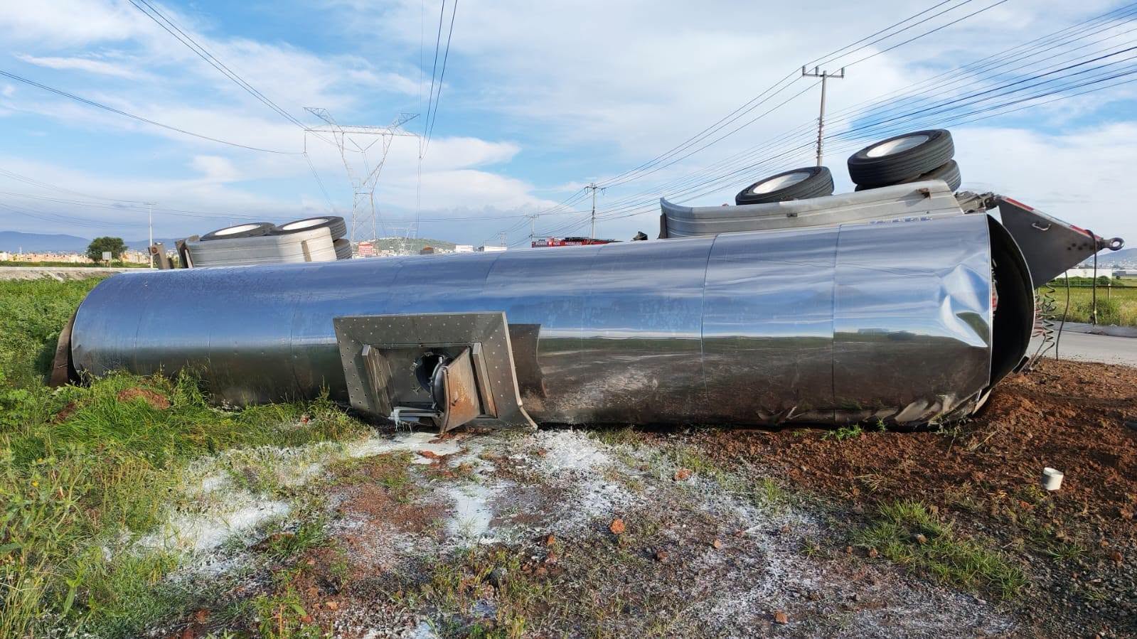 Vuelca pipa en el bulevar Las Torres de Pachuca imagen destacada