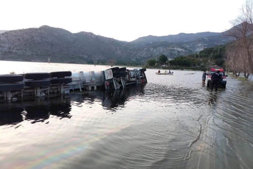 Advierten sobre posible contaminación en la laguna de Metztitlán tras volcadura de tráiler imagen destacada