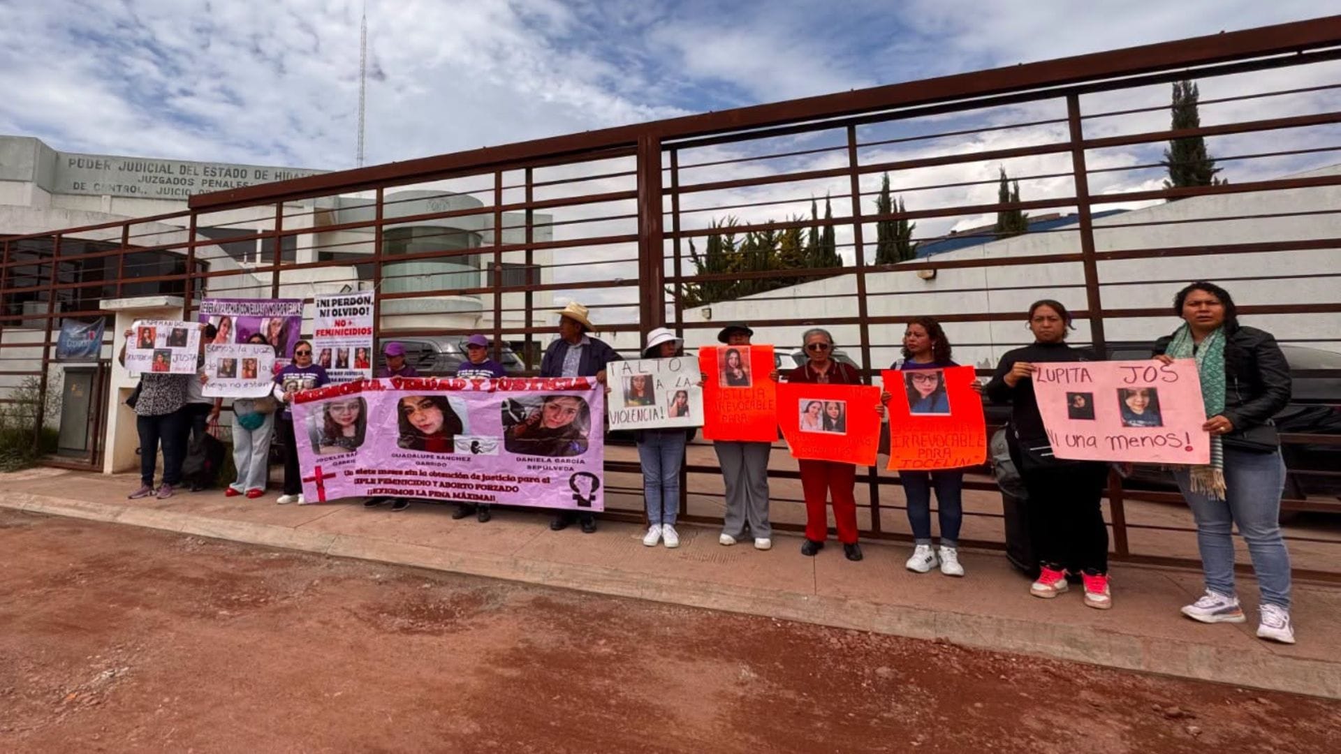Familiares de víctimas de triple feminicidio en Santiago Tulantepec exigen sentencia y pena máxima imagen destacada
