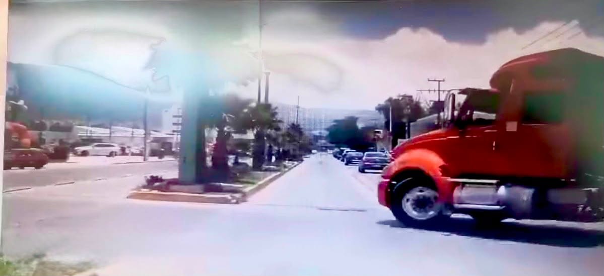 Tráiler invade carril del Tuzobús y provoca percance imagen destacada