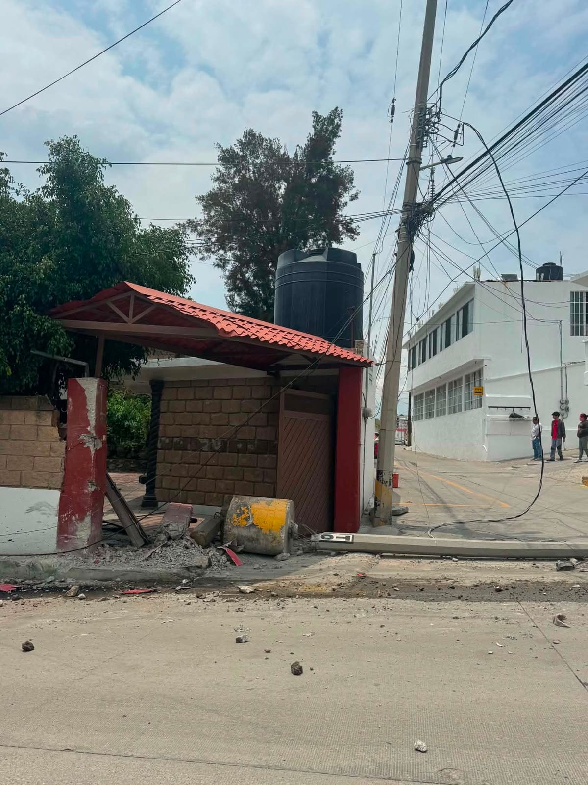 Momentos de tensión en Cruz Azul: tráiler se queda sin frenos y derriba poste de CFE imagen destacada