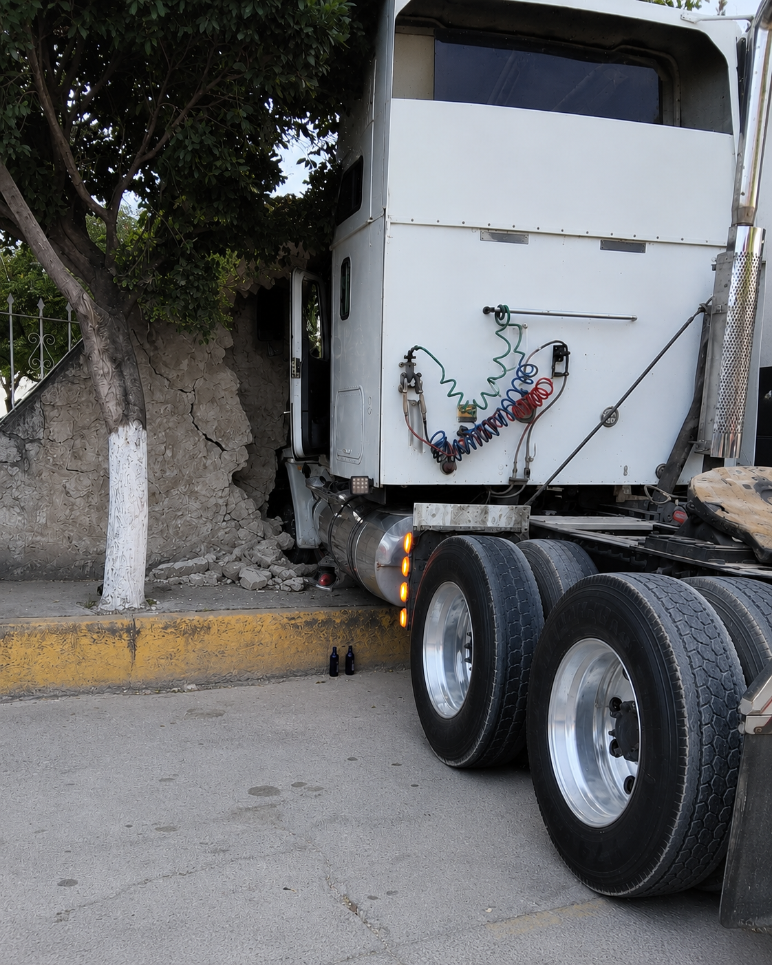 Tráiler derriba parte de una barda de una capilla en Atotonilco de Tula imagen destacada