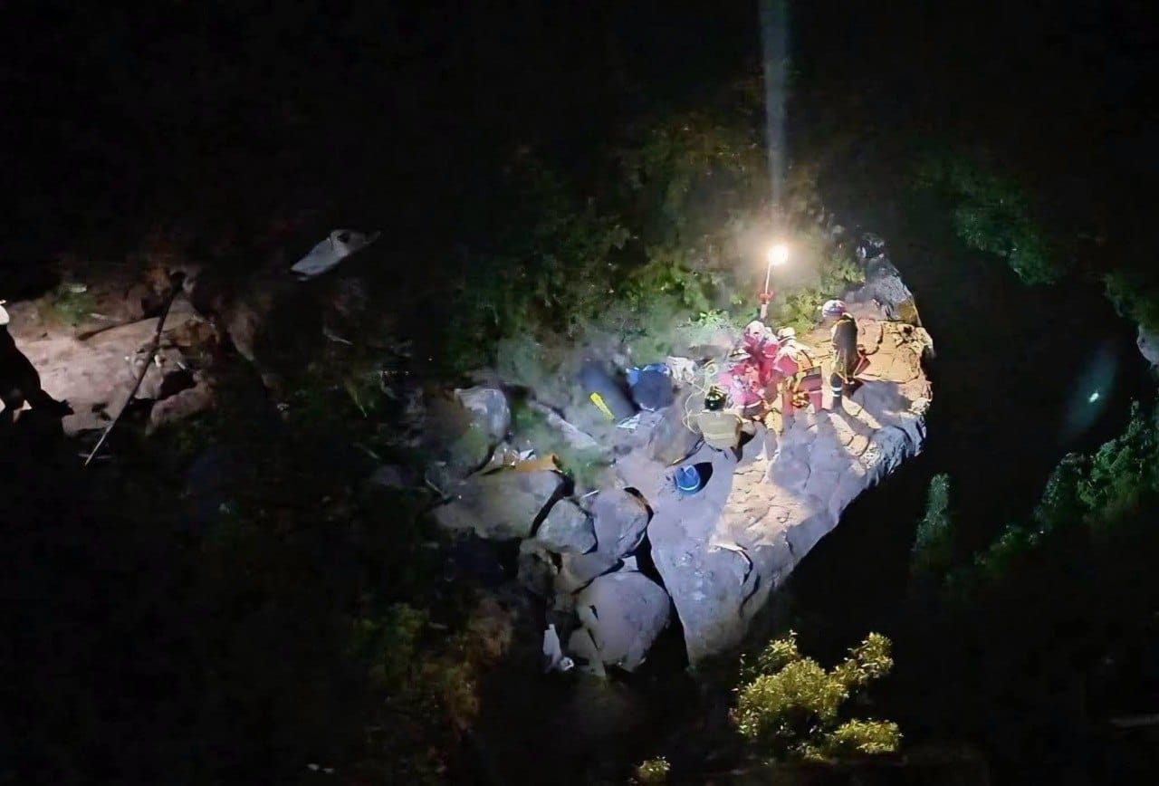 Camioneta cae más de 70 metros en el puente de Donguiño; muere joven de 26 años imagen destacada