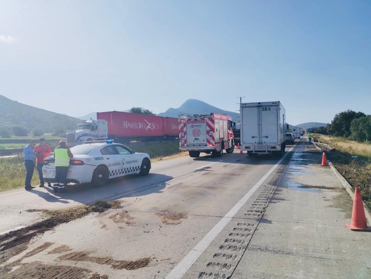 Accidente entre tres tractocamiones en el Arco Norte imagen destacada