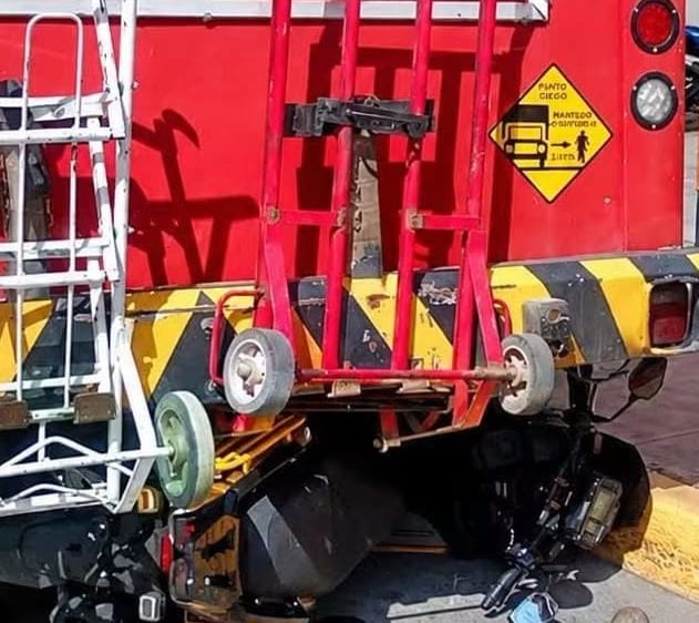 Motociclista derrapa y termina debajo de un camión en Ixmiquilpan imagen destacada