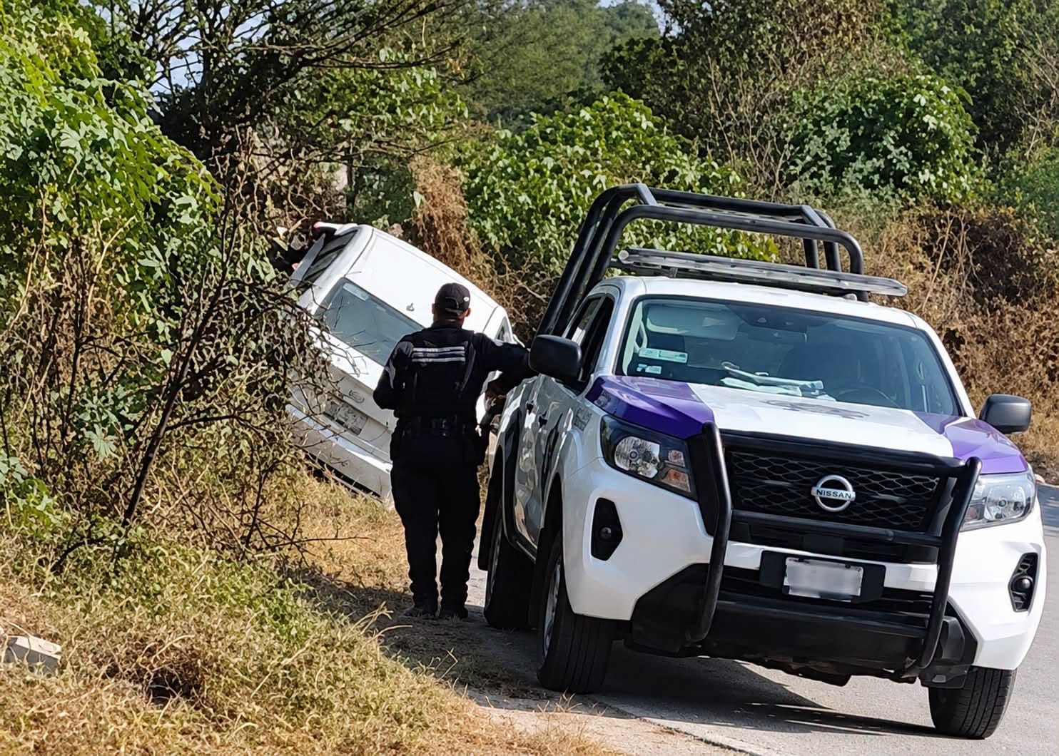 Conductora pierde el control y sale de la carretera en Tula imagen destacada