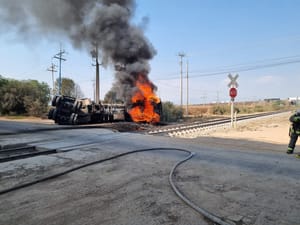 Controlan incendio de pipa cargada de combustible que chocó con el tren en Tula imagen destacada