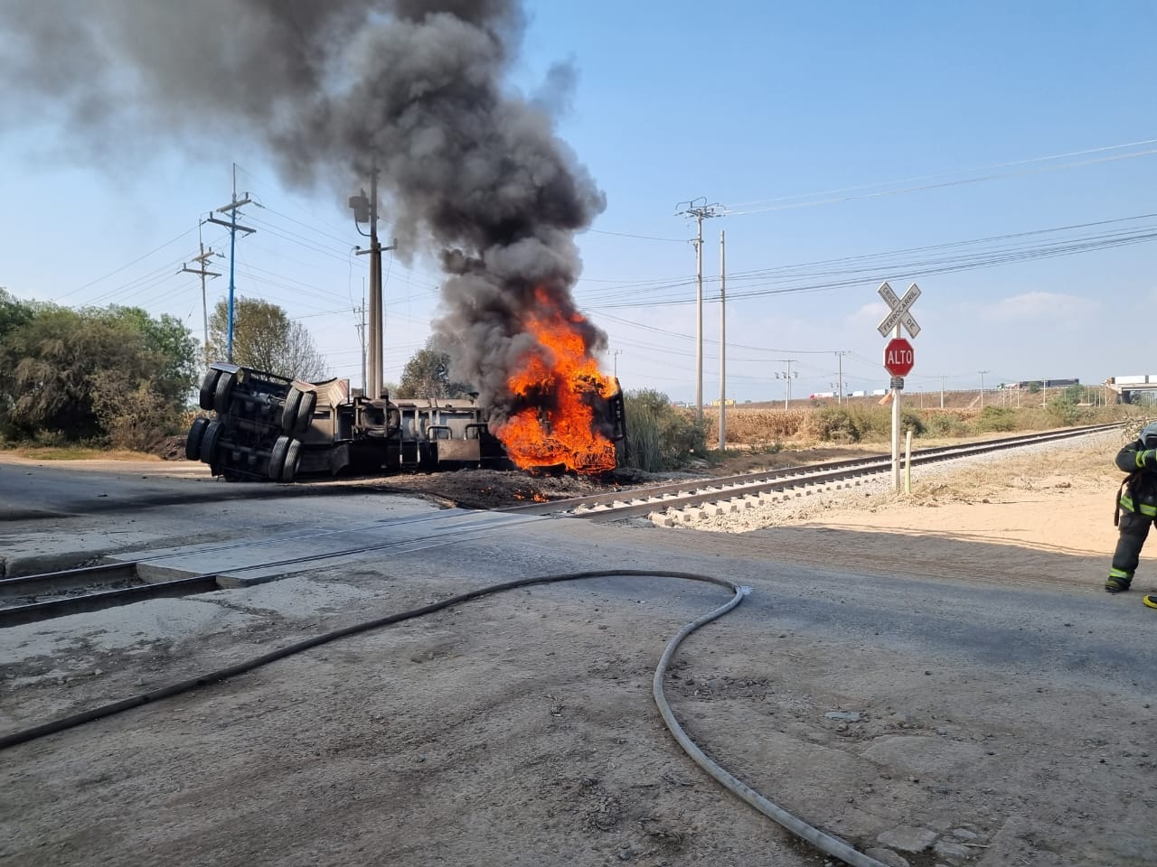 Controlan incendio de pipa cargada de combustible que chocó con el tren en Tula imagen destacada