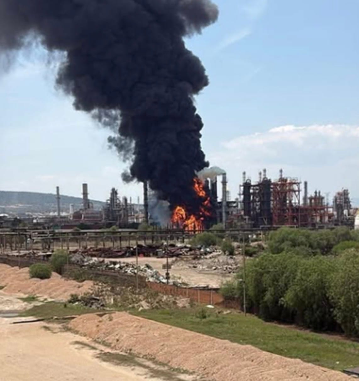 Incendio en refinería de Tula activa protocolos de emergencia; autoridades descartan riesgo a la población imagen destacada
