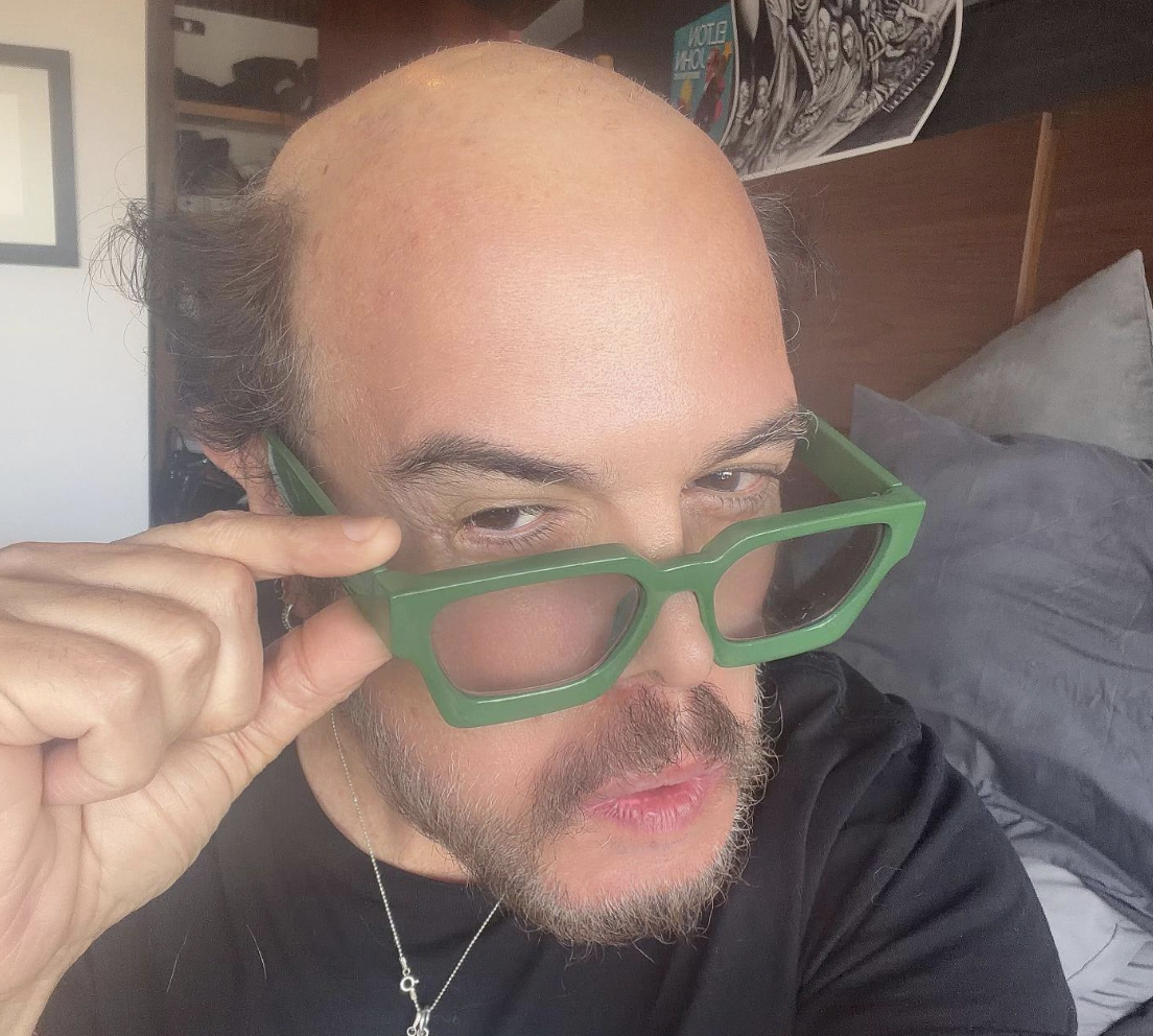 ¡Aleks Syntek sorprende a todos! Ahora rifa su peluquín con causa imagen destacada